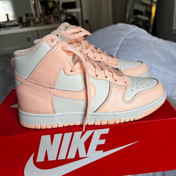 Woman’s Air Jordan 1 “Washed Pink” Retro High OG - Picture 2 of 5